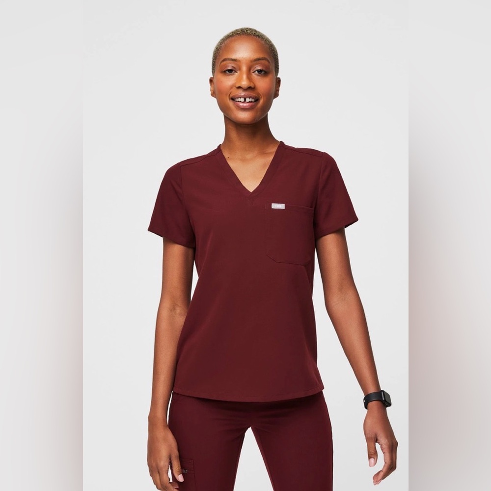 FIGS Catarina One-Pocket Scrub Top in Burgundy Size Small
